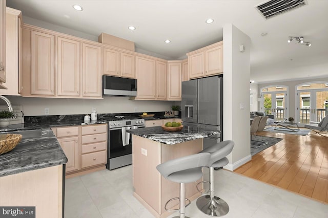 1252 Harbor Island Walk, Baltimore, MD 21230 - kitchen with stainless steel appliances, light brown cabinetry, a sink, a kitchen island, and recessed lighting
