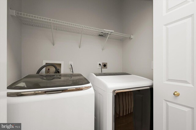 1252 Harbor Island Walk, Baltimore, MD 21230 - clothes washing area with washing machine and clothes dryer