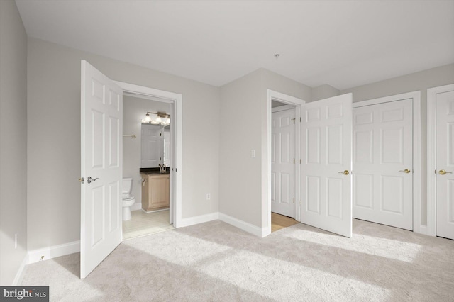 1252 Harbor Island Walk, Baltimore, MD 21230 - unfurnished bedroom with light carpet, baseboards, connected bathroom, and a chandelier