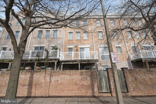 1252 Harbor Island Walk, Baltimore, MD 21230 - view of apartment building / complex with a fenced front yard