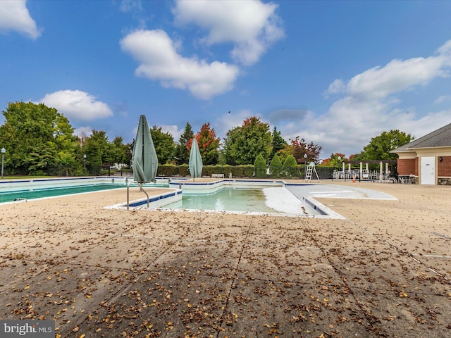 18312 Bailiwick Pl, Germantown, MD 20874 - community pool with a patio