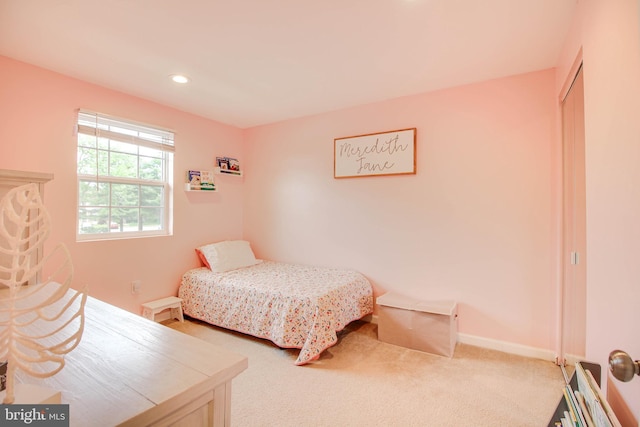 bedroom featuring carpet floors, recessed lighting, baseboards, and a closet
