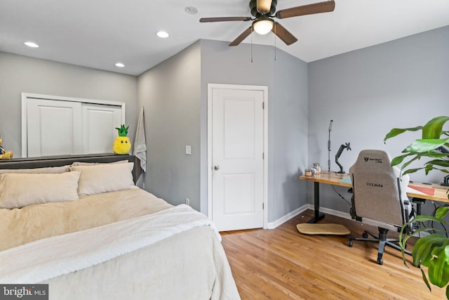 bedroom featuring light wood finished floors, baseboards, recessed lighting, an office area, and ceiling fan