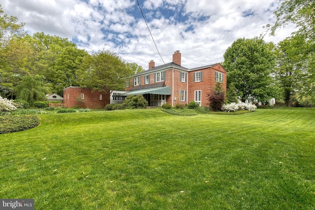 view of green lawn