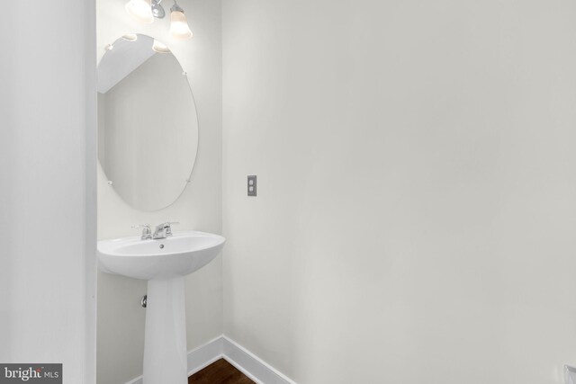 1552 Meadowlark Glen Rd, Dumfries, VA 22026 - bathroom featuring baseboards and a sink