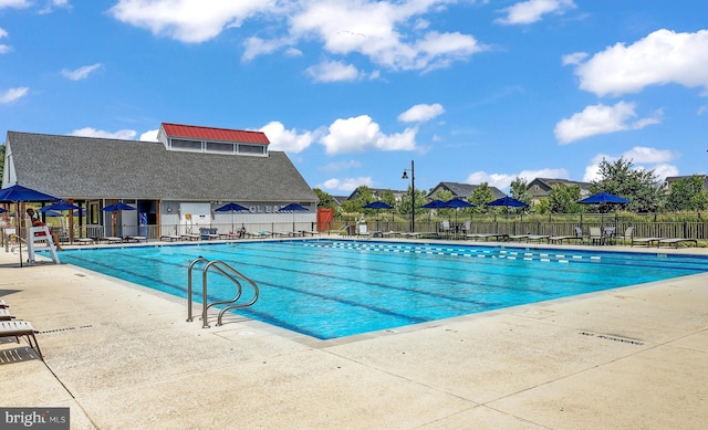 1552 Meadowlark Glen Rd, Dumfries, VA 22026 - community pool with fence and a patio area