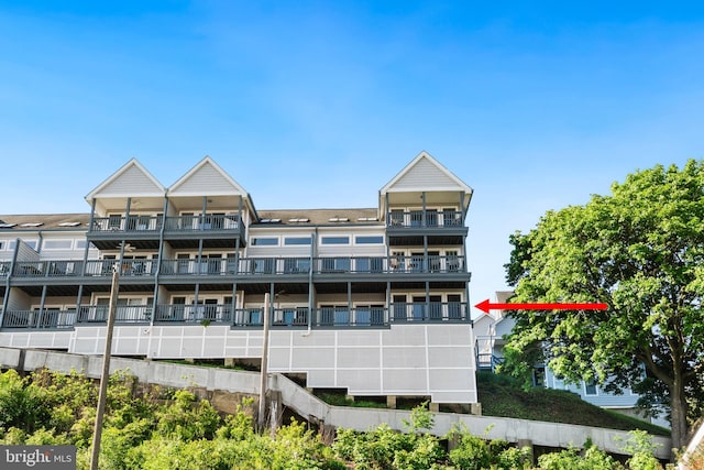view of apartment building / complex