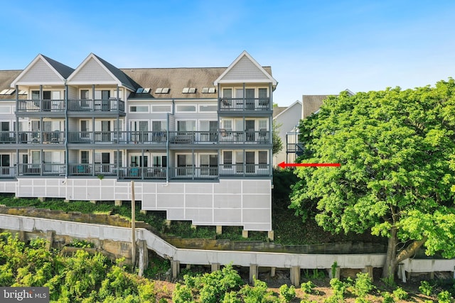 view of apartment building / complex