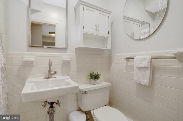 104 River Forest Ln, Fort Washington, MD 20744 - bathroom featuring tile walls, a wainscoted wall, a sink, and toilet