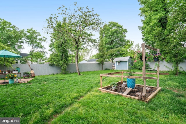 8102 Wingfield Pl, Alexandria, VA 22308 - view of yard with a storage unit and an outbuilding