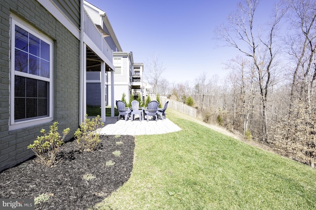 view of yard featuring a patio