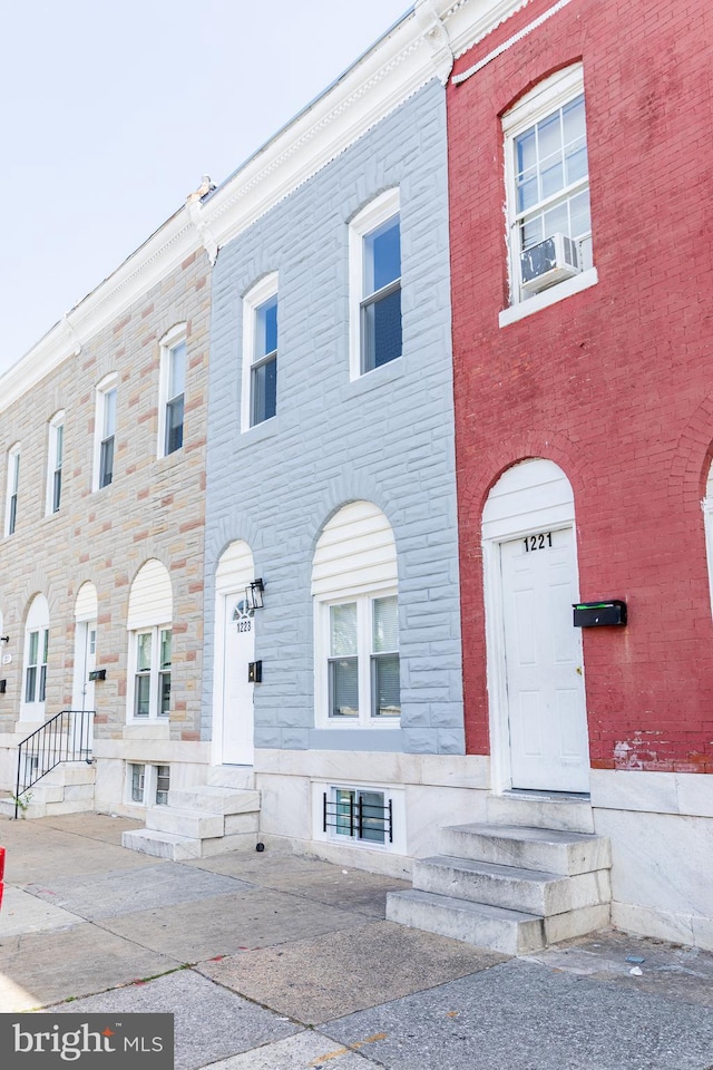 townhome / multi-family property featuring entry steps
