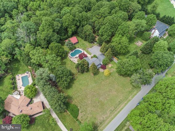 6 Hilton Ct, Gaithersburg, MD 20882 - aerial view of property and surrounding area featuring a pool area