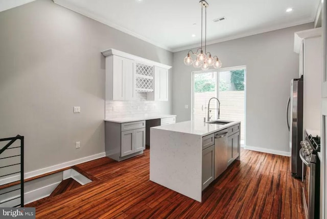 kitchen with a sink, stainless steel appliances, gray cabinets, backsplash, and crown molding