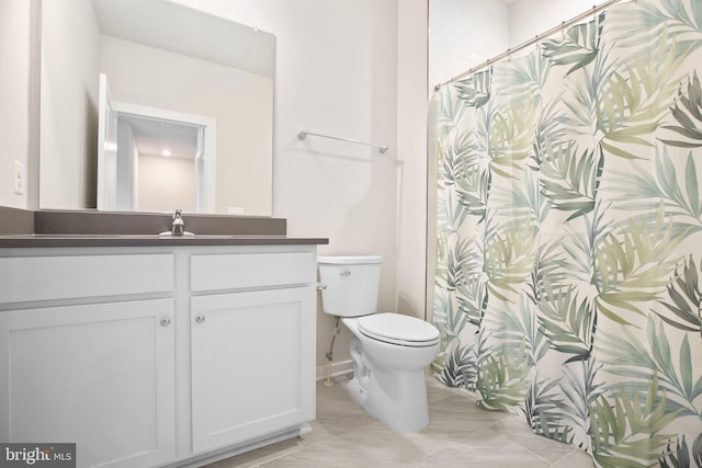 full bathroom featuring toilet, vanity, and a shower with curtain