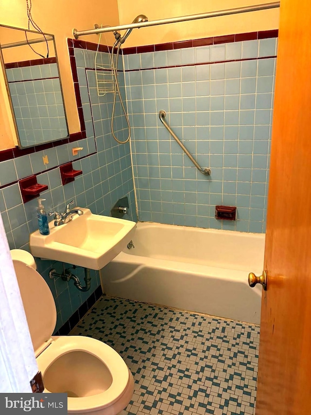 446 N Daggett St, Philadelphia, PA 19151 - full bath featuring tile walls, toilet, bathing tub / shower combination, and a sink