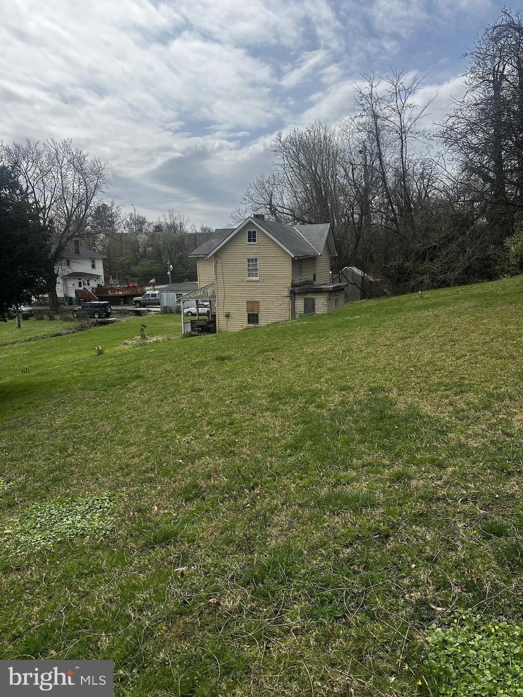 view of green lawn