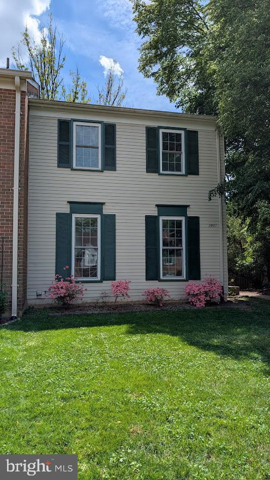 3901 Bradwater St, Fairfax, VA 22031 - view of front facade featuring a front lawn