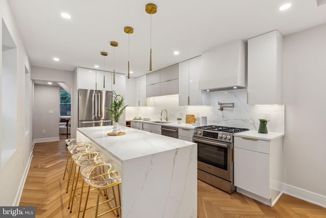 728 S Warnock St, Philadelphia, PA 19147 - kitchen with stainless steel appliances, premium range hood, a center island, a kitchen breakfast bar, and a sink