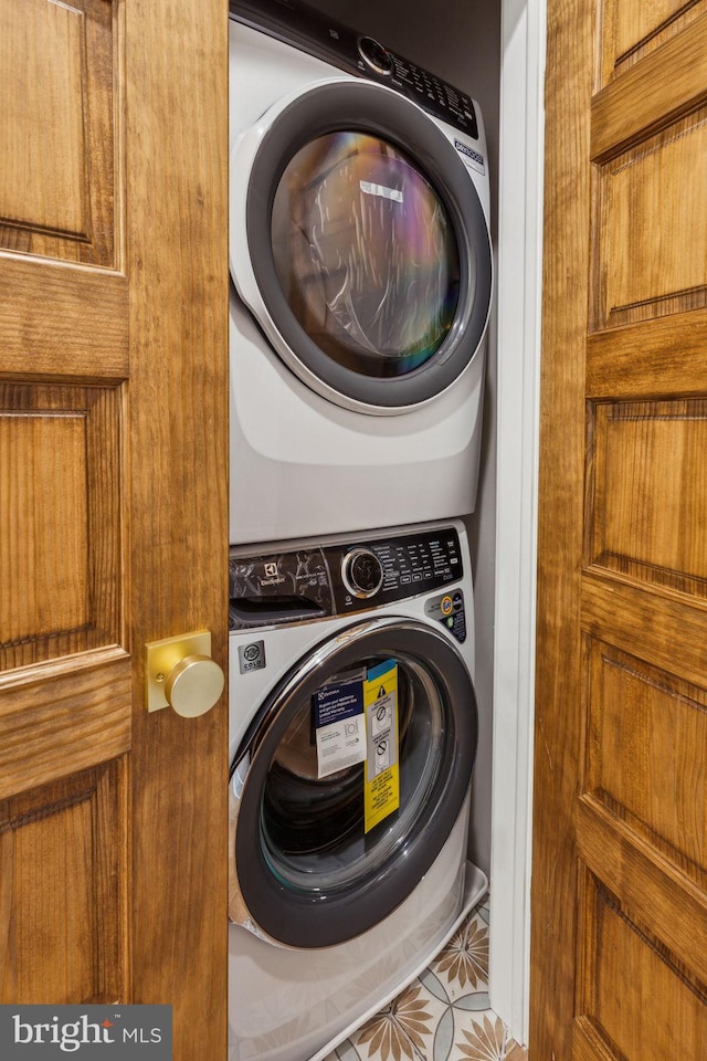 728 S Warnock St, Philadelphia, PA 19147 - laundry area featuring estacked washer and dryer and tile patterned flooring