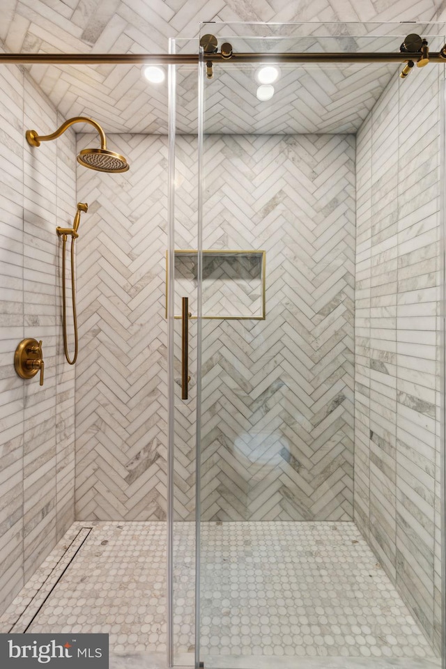 728 S Warnock St, Philadelphia, PA 19147 - full bathroom featuring a shower stall