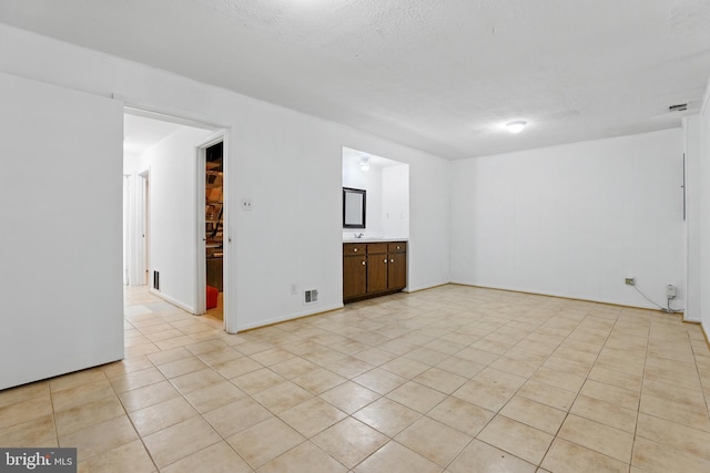 unfurnished room featuring light tile patterned floors