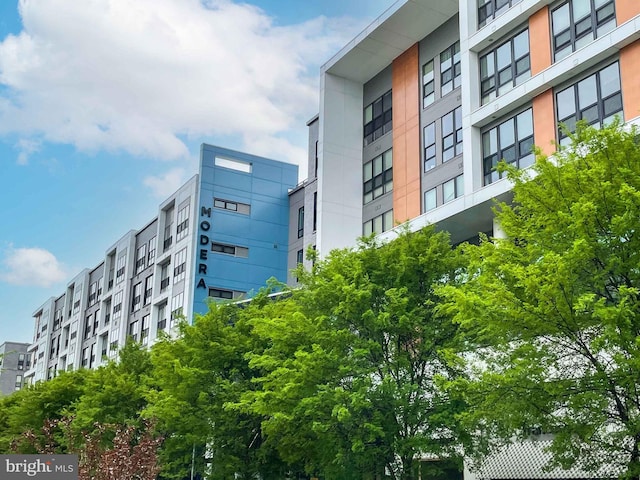 view of apartment building / complex