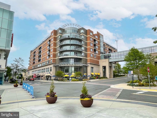 view of apartment building / complex