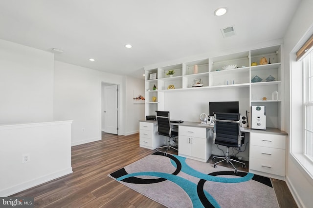 home office featuring wood finished floors, recessed lighting, baseboards, and built in study area