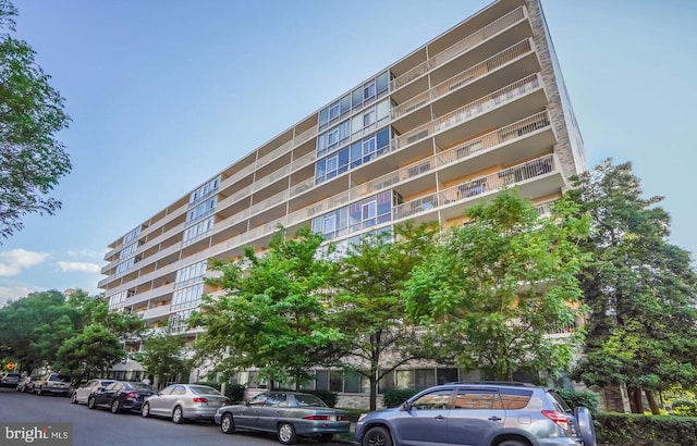 view of apartment building / complex