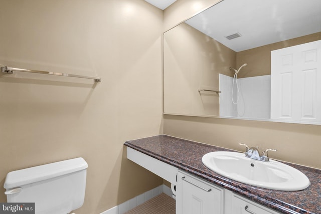 4849 Carriagepark Rd, Fairfax, VA 22032 - bathroom featuring toilet, a shower, baseboards, vanity, and tile patterned flooring