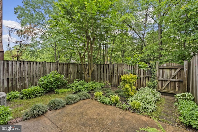 4849 Carriagepark Rd, Fairfax, VA 22032 - fenced backyard featuring a patio area