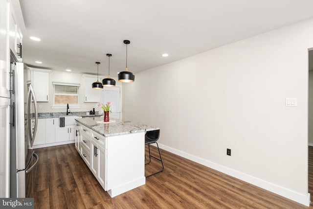 203 Coville Dr, Browns Mills, NJ 08015 - kitchen featuring freestanding refrigerator, a sink, a kitchen bar, a kitchen island, and baseboards