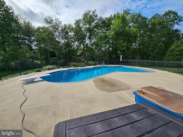 306 Springbrook Ct, Hockessin, DE 19707 - view of pool featuring a patio area, a diving board, fence, and view of wooded area