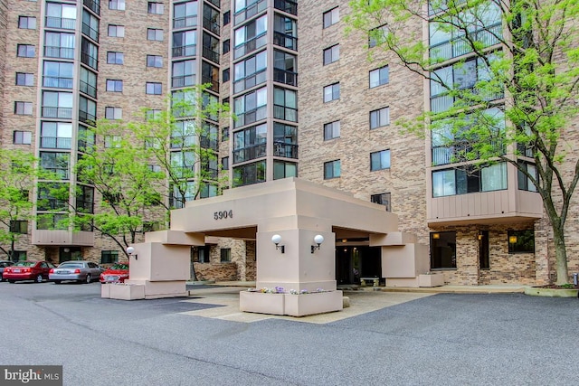 view of apartment building / complex