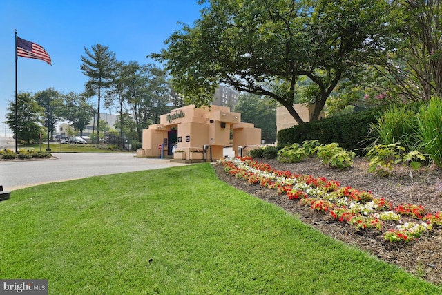 view of green lawn