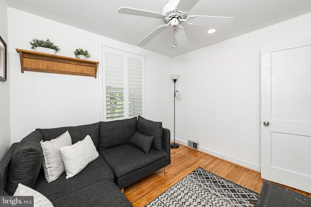 living area featuring light wood-style floors, recessed lighting, ceiling fan, and baseboards