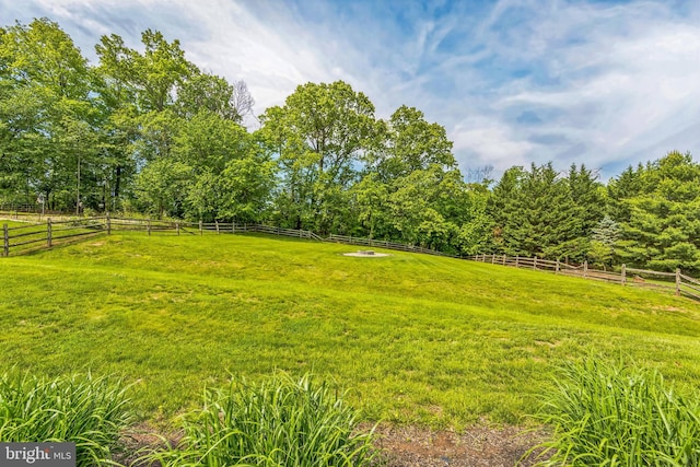 view of yard featuring a rural view
