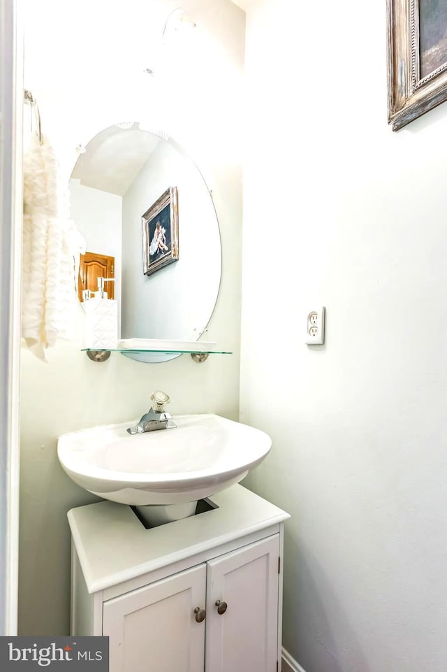 16068 Hayes Ln, Woodbridge, VA 22191 - bathroom featuring vanity