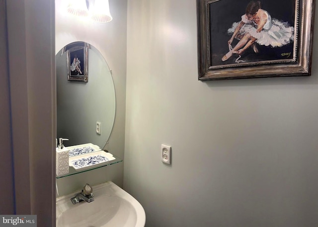 16068 Hayes Ln, Woodbridge, VA 22191 - bathroom featuring a sink