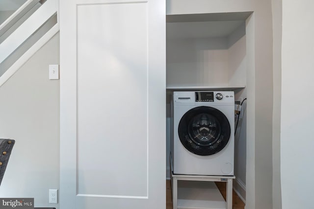 4914 22nd St N, Arlington, VA 22207 - clothes washing area featuring washer / clothes dryer, wood finished floors, and baseboards