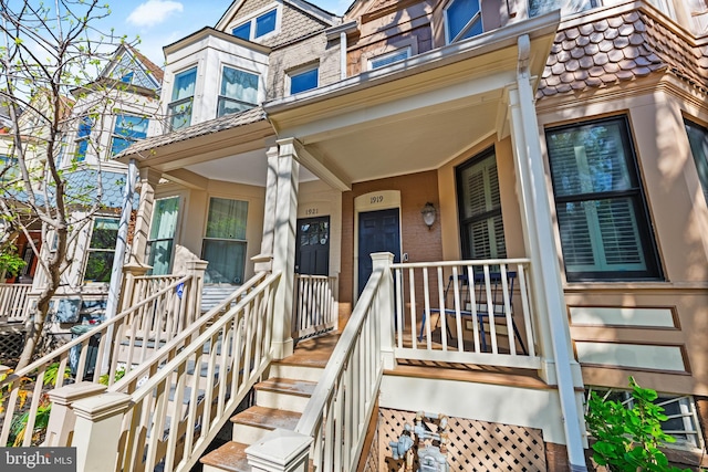 entrance to property featuring a porch