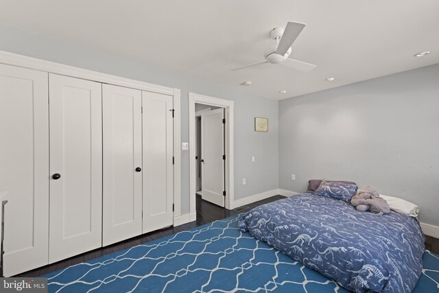 bedroom with baseboards, wood finished floors, a closet, recessed lighting, and ceiling fan