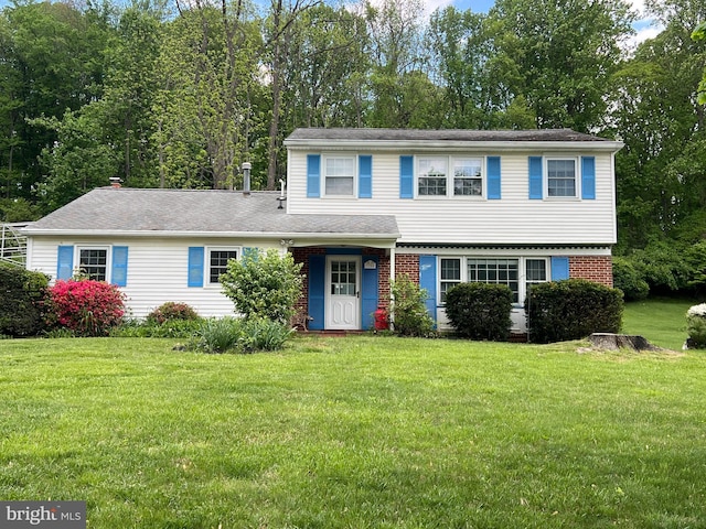 view of front of home featuring a front yard
