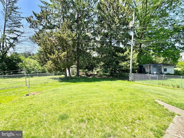view of yard featuring view of wooded area