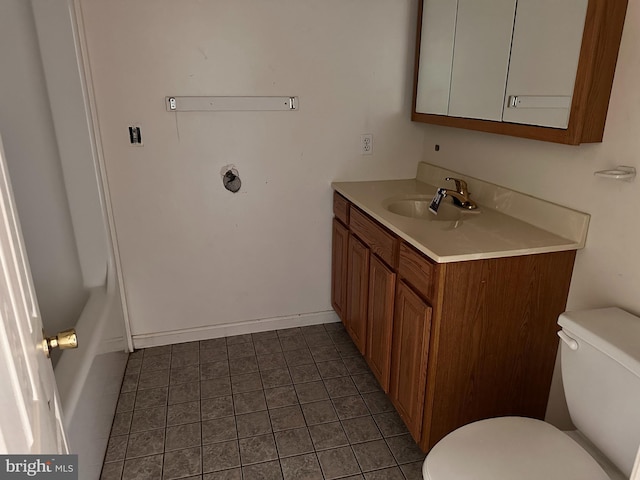 bathroom with toilet, vanity, and a bathtub