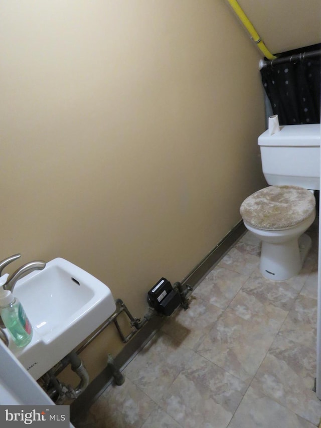 bathroom featuring toilet and a sink