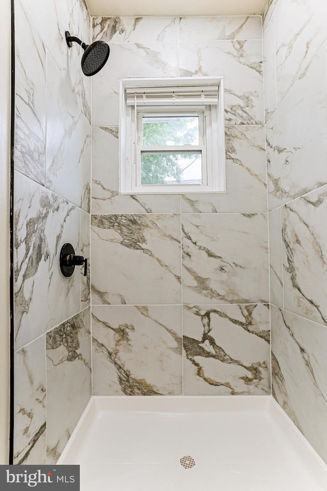 full bath with tiled shower