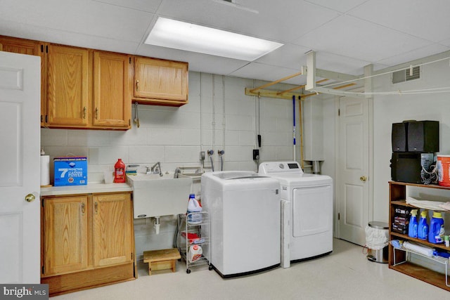 laundry room featuring cabinet space and washer and clothes dryer