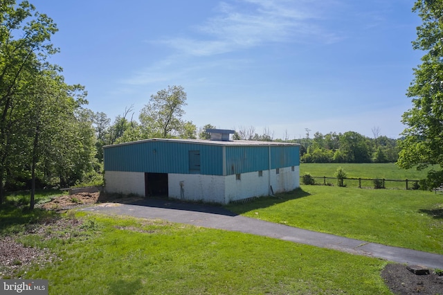 view of front facade featuring an outbuilding